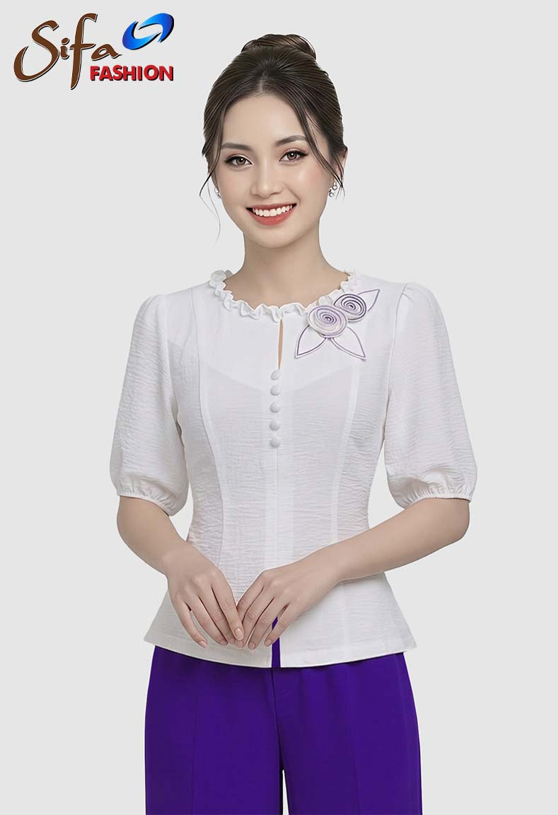 Áo cổ tròn đính hoa nghệ thuật